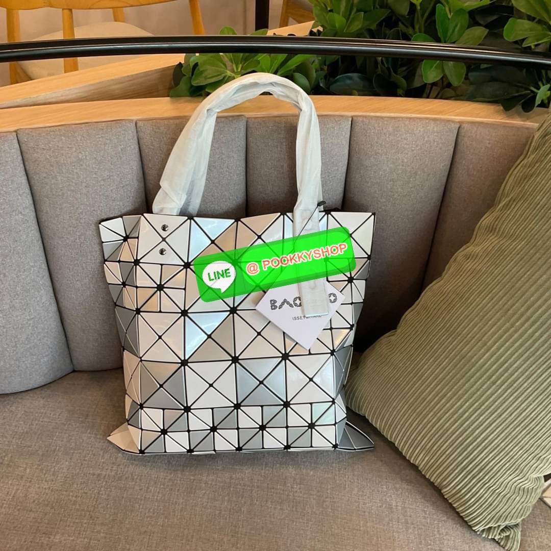 BAO BAO ISSEY MIYAKE ICHIMATSU TOTE BAG กระเป๋าโท้ทลาย ICHIMATSU (ลายตาหมากรุก) และลายธงตาหมากรุก ความแตกต่างระหว่างแสงและความมืดเชื่อมโยงกับการเคลื่อนไหวของชิ้นงาน ทำให้เกิดผลกระทบเมื่อรูปทรงของกระเป๋าเปลี่ยนไป การผสมผสานที่ลงตัวของชิ้นใหญ่และชิ้นเล็กช่ว