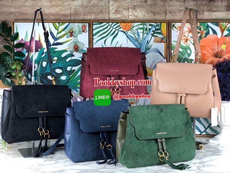 Charles & Keith Textured Tassel Shoulder Bag กระเป๋าเอนกประสงค์ ใช้ได้หลายแบบ! ตัวกระเป๋าแต่งด้านหน้าเป็นหนังกลับ-ช่วงด้านหลังเป็นหนังเรียบ (ยกเว้นสีครีม!! เป็นหนังเรียบทั้งใบ) มีพู่ห้อยด้านหน้าเก๋มาก เปิดปิดแบบกระดุมแม่เหล็ก ปรับทรงได้โดยการดึงหูรูดด้านห