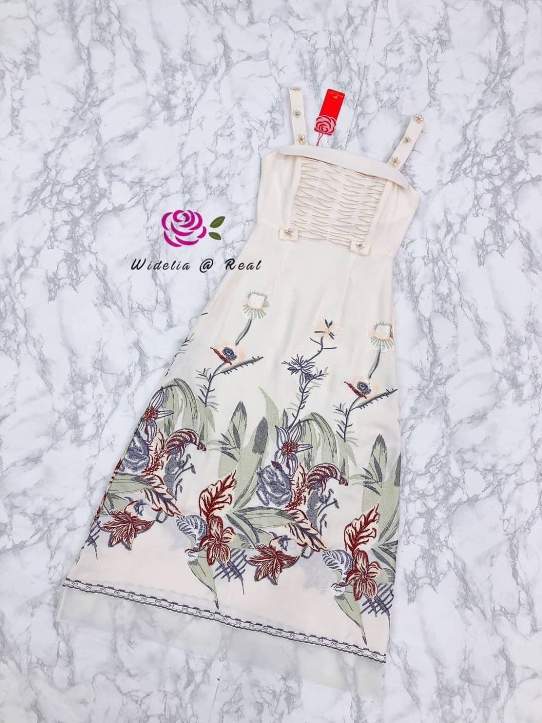 Dress เดรสสายเดี่ยวตัวยาวแสนสวย งานปักนะคะ ปักมาได้สวยงามมากๆ เนื้อผ้าอย่างดีมีความหนาพอประมาณ ช่วงสายปักร้อยครีสตัล ลวดลายของผ้าสวยหรูไฮโซสุดๆ งานเกรดพรีเมี่ยม งานสวย ทรงเป๊ะ คัตติ้งเนี๊ยบ รุ่นนี้แนะนำเลยจ้าโทนสีนี้ใส่แล้วดูแพงมากๆน๊า รับรองใส่ออกมาไม่ผิ