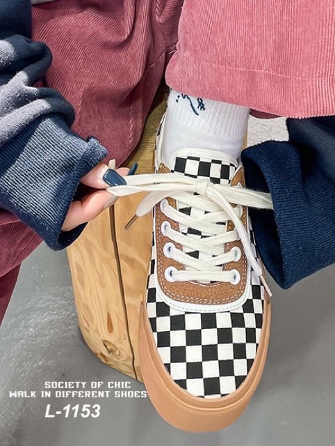 New in ‼️ ไอ้ต้าวความเท่ห์ จึ้งมาก 😍 ไอเท็มเด็ด ประจำวันนี้ค่า👍 รองเท้าผ้าใบแฟชั่น แนวสตรีท ลายตารางหมากรุก สุดฮิต สวมง่าย แมทช์ชุดได้ทุกแนว หล่อทึ่ง สวยจึ้ง แนะนำเลยจ้า
