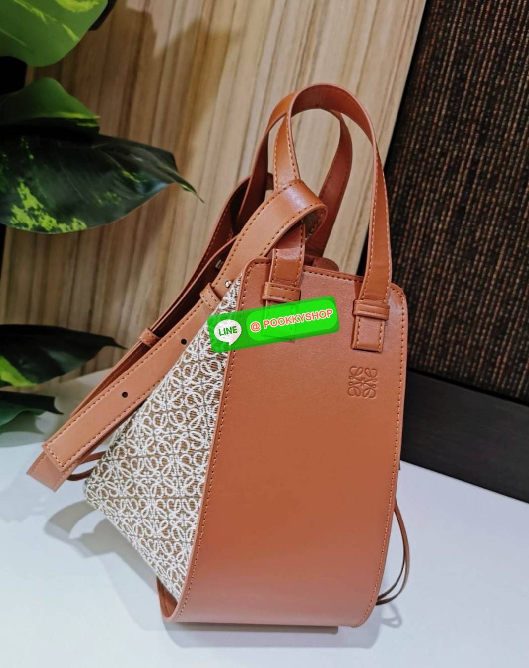 ✴️ห้ามพลาด!✴️NEW ARRIVAL! LOEWE ANAGRAM SHOULDER BAG GIFT WITH PURCHASE (GWP) กระเป๋าถือหรือสะพายพรีเมี่ยมกิ๊ฟ Limited จาก LOEWE PERFUME DUTYFREE COUNTER รุ่นหายากสุดเลอค่าวัสดุ Anagram Canvas ตัดหนังแท้ Calfskin สุดคลาสสิค ขนาดกำลังดี น้ำหน