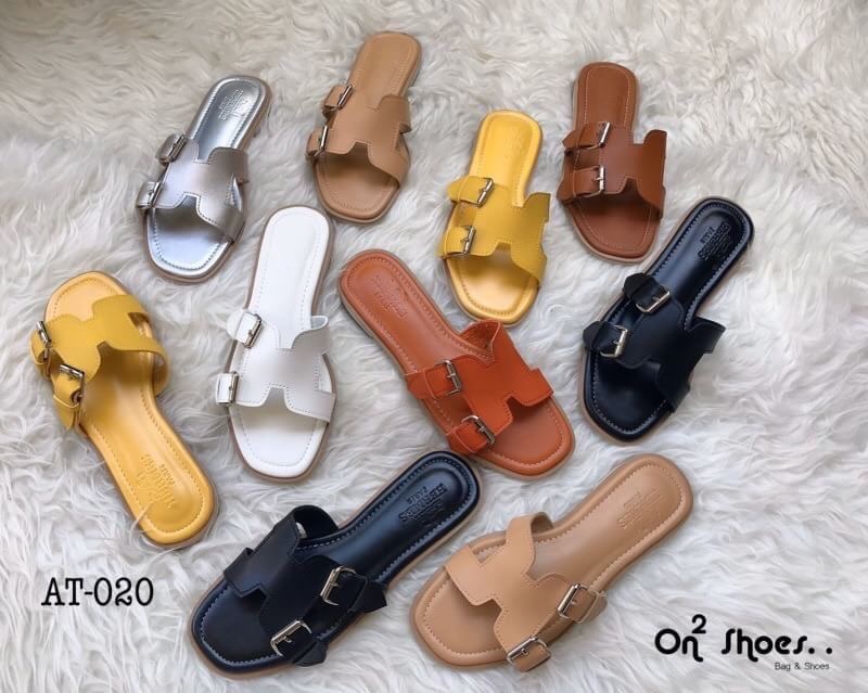 Hermès sandal เข้าแล้วค่ะ..แตะ Hermès รอบนี้หนังดีเวอร์ พื้นปั้มแบรนด์ปั้มนูนชัดแจ๋ว พื้นนิ่มใส่สบาย สวยเบอร์แรงรอบนี้ห้ามพลาดเลยจ้า **รูปสินค้าถ่ายจากงานจริง