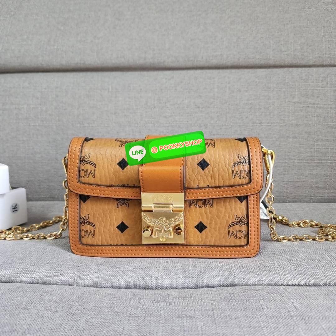 MCM Gretl Cossbody in visetos กระเป๋า Gretl กระทัดรัด ไอเทมใหม่ สุดฮิต ที่สาวๆต้องมีคะ วัสดุหนังแคนวาส ตัดหนังแท้ มาพร้อมสายสะพายโซ่อะไหล่สลับหนัง ข้างช่องโล่งสามารถใส่มือถือ iPhone Pro max ได้เหมาะสำหรับสะพายเที่ยวชิวๆในวันหยุดพักสบายๆ สีน้ำตาลคอนยัคทีแม