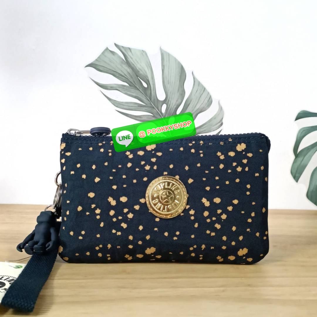 Kipling Creativity Large Pouch วัสดุ Nylon 100% กระเป๋าคล้องมือขนาดพอเหมาะ 7.25 นิ้ว พกพาสะดวก เปิด-ปิดด้วยซิปเดียวใช้งานง่าย ด้านในมีช่องกว้าง 2 ช่องและช่องซิปเล็กตรงกลางอีก 1ช่อง ใช้งานได้สะดวก สามารถใส่มือถือ 7.5 นิ้วได้ กุญแจรถ ธนบัตรได้ ล็อตนี้มาพร้อ