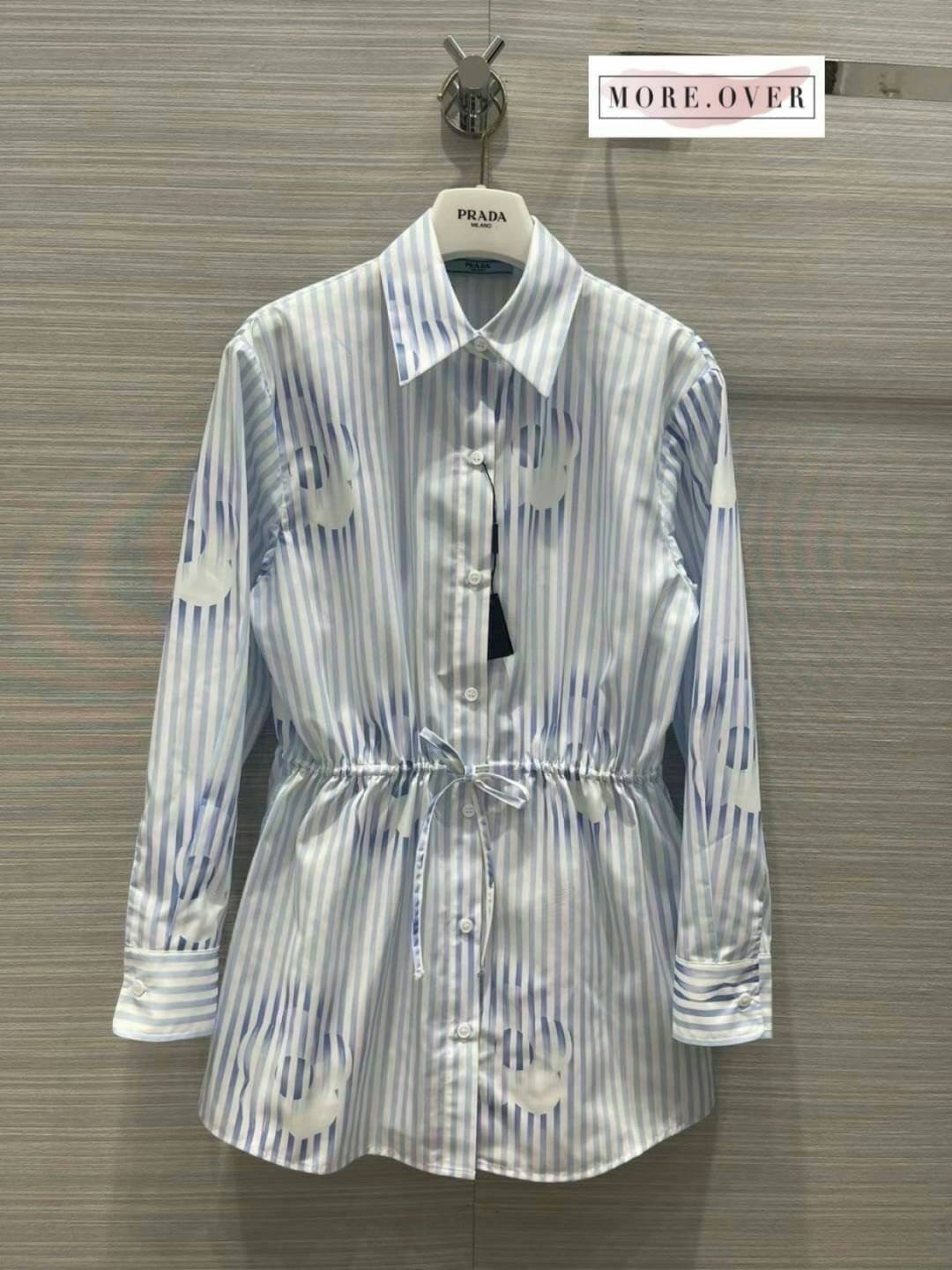 พร้อมส่ง รุ่นใหม่ !! มินิเดรสเดรสแขนยาวคอปกเชิตลายทางสีฟ้า PRADA Brand: PRADA มีป้าย tag แบรนด์ 💙Detail : มินิเดรสเชิตแขนยาวลายทางสีฟ้าเอวรูด แบรนด์ PRADA เนื้อผ้าอย่างดีงานสวยมากค่ะ งานคุณภาพการันตี มีป้าย tag แบรนด์