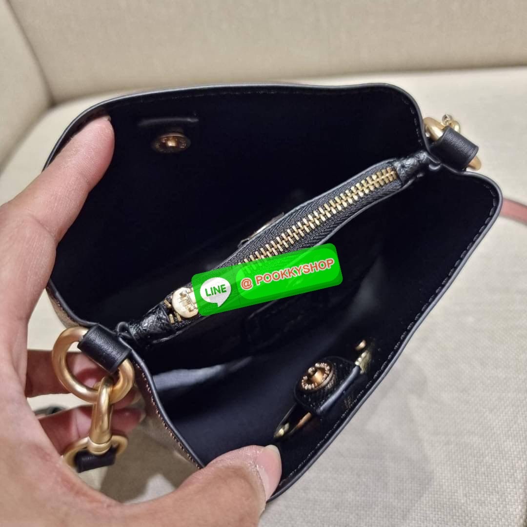 COACH 7267 MINI TOWN BUCKET BAG WITH BUFFALO PLAID PRINT คอลเลคชั่นใหม่ล่าสุด!! น้องสาวคนสวยมาแล้วจ้า สีแดงโดดเด่นต้อนรับเทศกาลคริสต์มาส 🎅🎄 กระเป๋าบัคเก็ต ไซส์มินิ ใบจริงน่ารักม้าก!! น่าใช้แบบที่สุด วัสดุหนังแคนวาสเคลือบลาย สวยคม เปิด-ปิดด