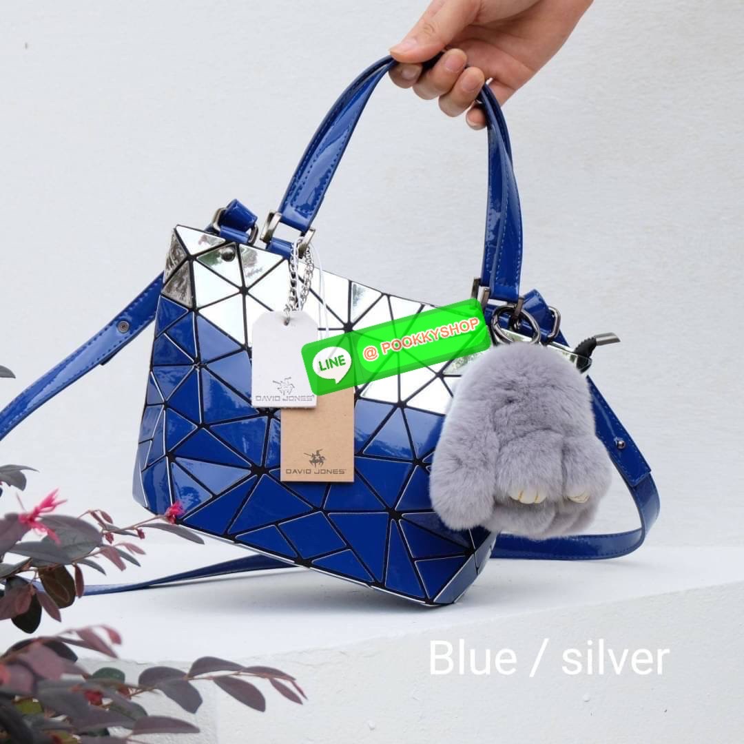 กระเป๋า ทรง Tote ตัวกระเป๋าเย็บติด ด้วยแผ่นอคิลิค สุดหรู ดีไซน์เกร๋ จุดเด่นที่ น้ำหนักเบา สามารถ ถือ หรือ สะพายไหล่ได้คะ ใบใหญุจุของคุ้ม แต่น้ำหนักเบาคะ มีใบเดียวจบ ควรมีติดตู้คะแนะนำเลย