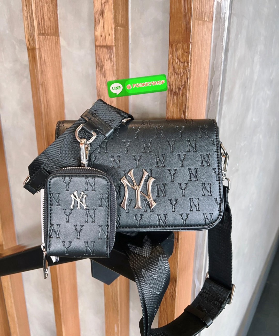 NEW IN! ใบจริงน้องสวยมากๆ คุ้มแก่การมีติดตัว! MLB MONOGRAM EMBO CROSS BAG 💌พร้อมส่ง! ใครมีแล้วหรือจะมีเพิ่มหรือซื้อเป็นของขวัญให้เพื่อนๆรุ่นนี้ไม่ทำให้ผิดหวังค่ะ หนังแท้อย่างดี ปั้มลายแบรนด์ทั้งใบ