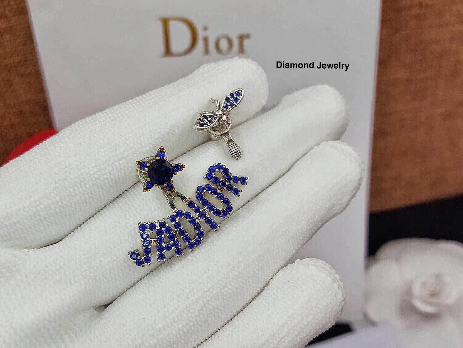New Arrival !!!! Christian Dior Earring ต่างหูคริสเตียนดิออ คอลเลคชั่นใหม่ล่าสุด งานเพชร CZ แท้สีน้ำเงิน อะไหล่เงินรมควัน รับรองสวยวิ้งมากกกกก งานดี ตัวเรือนเงาวิ้งมากๆคะรับประกันความพอใจเลยค่ะ ตัวเสียบแน่นไม่หลุดง่ายค่ะ ตัวเรือนสีเงินแอนทีคดูหรูมากๆค่ะ ใ