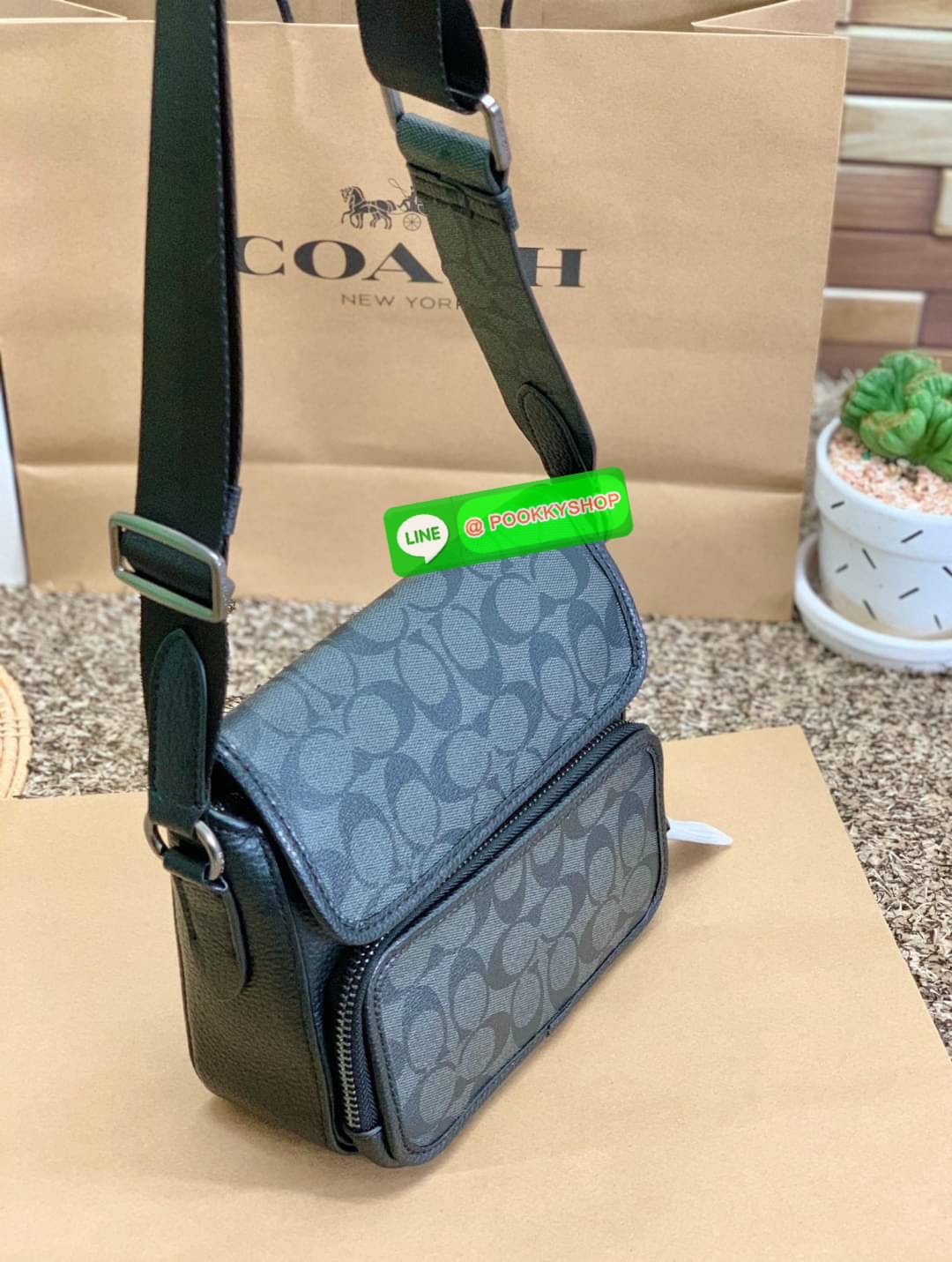 NEW ARRIVAL! COACH SULLIVAN FLAP CROSSBODY IN SIGNATURE ((C9870)) พร้อมส่งก่อนใคร! ทรง สวยเก๋ กระเป๋าสะพายแบบครอสบอดี้ร์ของคุณผู้ชายเค้าเลยค่ะ หนังแท้2แบบสวยงาม น่าใช้มากๆ ✔️รุ่นนี้พิเศษห้อยป้ายแแบรนด์ด้านข้างมาให้2ป้ายเลยค่ะ ด้านหน้ามีช่องซิปใส่มื