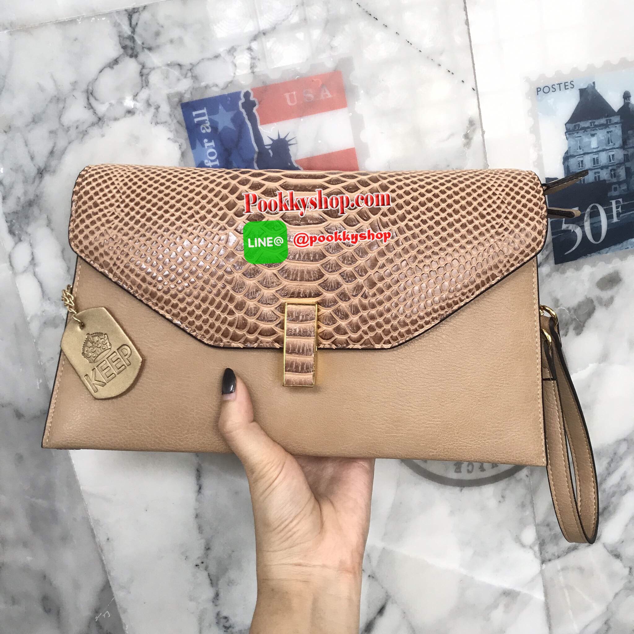 ใหม่ล่าสุด !!KEEP Clutch bag with strap กระเป๋าสะพาย งานหนังลายสวยมาก รับประกันคะ ปรับเก็บสายถือเป็น clutch bag ได้คะ มีสายคล้องข้อมือ อะไหล่ทอง ขนาดกะทัดรัด พร้อมช่อง ใส่ของ 3 ช่องใหญ่ มีซิปปิดปากกระเป๋าอย่างดี ใส่กระเป๋าตังค์ มือถือ iphone 6 plus ได้คะ