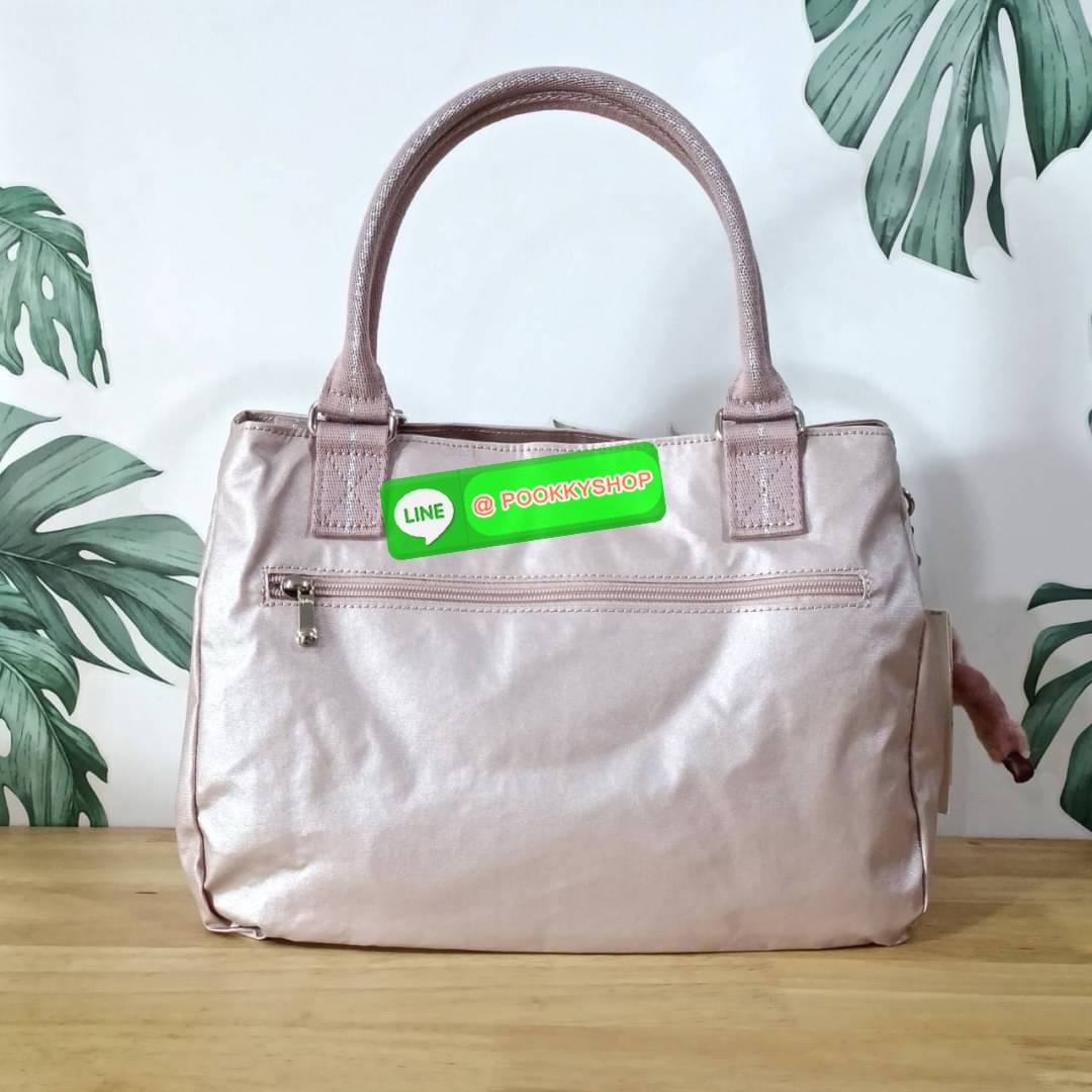 KIPLING Caralisa bag กระเป๋าถือหรือสะพาย วัสดุ Polyester เคลือบผิวกันน้ำ รุ่นใหม่จสก kipling เหมาะสำหรับวันทำงาน หรือ ใช้สะพายในชีวิตประจำวัน สามารถใส่กระดาษ A4 หรือ Ipad /Tablet ได้ถึง 11 นิ้ว