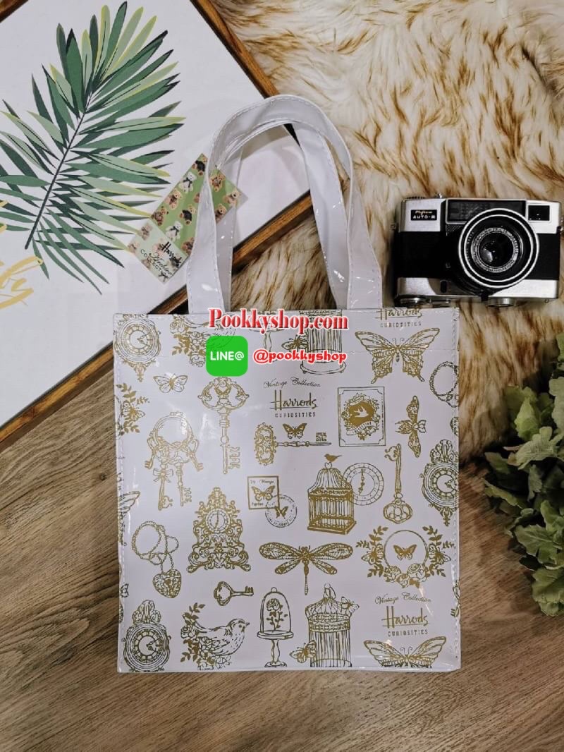 ลายนี้เข้าแล้วนะคะ! พร้อมส่งไอเท็มยอดนิยม! Harrods London Top-handle Shopping Bag กระเป๋า Shopping แบรนด์ดังจากอังกฤษรุ่นยอดนิยมวัสดุ PVC+Polyester 100% ของแท้เนื้อหนาอยู่ทรงกันน้ำ ขนาดกำลังดี น้ำหนักเบา เปิดปิดด้วยซิปสะดวกใช้หัวซิปปั้มโลโก้แบรนด์อะไหล่เง