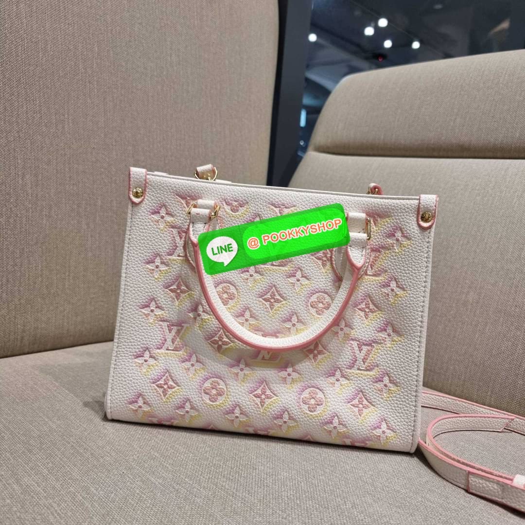 New arrival!! LV crossbody tote bag ดีไซน์ใหม่ น่ารัก ละมุน น่าใช้มาก จากเคาน์เตอร์ dutyfree กระเป๋าทรงโท้ทที่ใครเห็นต้องเป็นคลั่งรัก ดีไซน์คลาสสิค ผู้ดี หรูหรา โทนสีใช้งานง่าย ทุกสไตล์ วัสดุหนัง pepble มาพร้อมหูจับในตัว คล้องแขนก็ดูแพง หรือจะเกี่ยวสายครอ