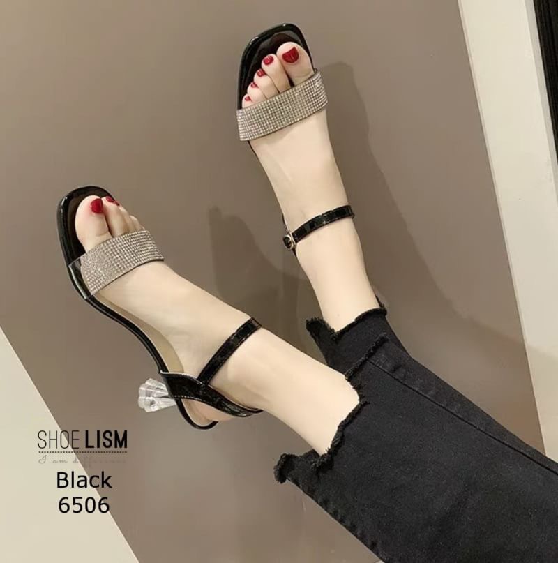 สินค้าพร้อมส่ง กำลังอินค่า!!! รุ่นสูงน้อยที่สาวๆถามหา วัสดุพลาสติคใสนิ่มแบบสวม สายรัดข้อเข้มขัดสอดปรับได้ ส้นอะคริลิคใส กระแสแรงเว่อร์ๆๆ เห้นแล้ว like เลย ใส่แล้วดูเซ็กซี่ เปรี้ยว ดูดี ขับผิวขาว ครบ!! ไม่ควรพลาดคะ!