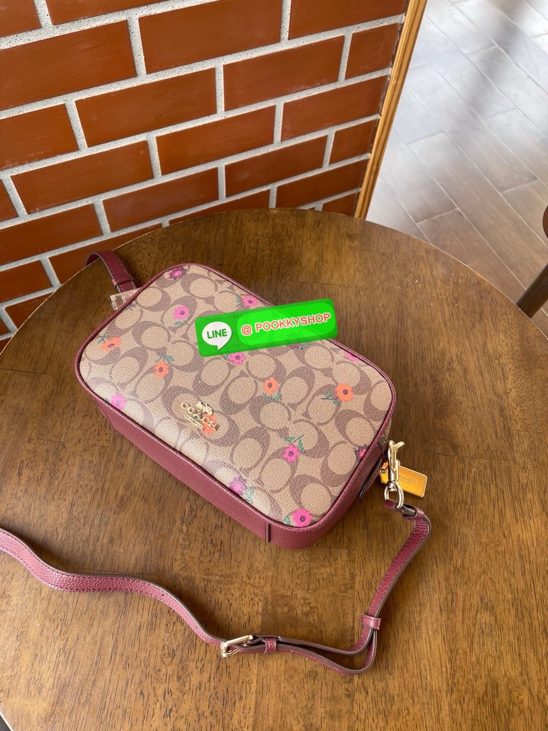 Coach JES CROSSBODY IN SIGNATURE CANVAS (COACH C5800) WHITE FLOWER PRINT /BLACK BROWN MULTI/LIGHT GOLD Product details | Signature coated canvas with smooth leather details| Inside multifunction pocket| Double zip closure, fabric lining| Outside slip pock