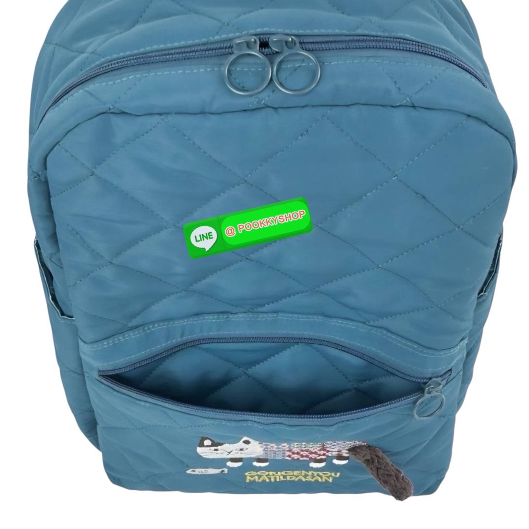 “ New Collection” 2025 Backpack Polyester Cat กระเป๋าควิลท์ใบนี้มีน้ำหนักเบา ใช้งานได้จริง และกันน้ำและคราบสกปรก โดดเด่นด้วยลายปักอันประณีตอันเป็นเอกลักษณ์ของ Matilda บนผ้าควิลท์เนื้อนุ่ม กระเป๋าใบนี้มาพร้อมเทปโลโก้และหูหิ้วพาราคอร์ดเพื่อรูปลักษณ์ที่โดดเด