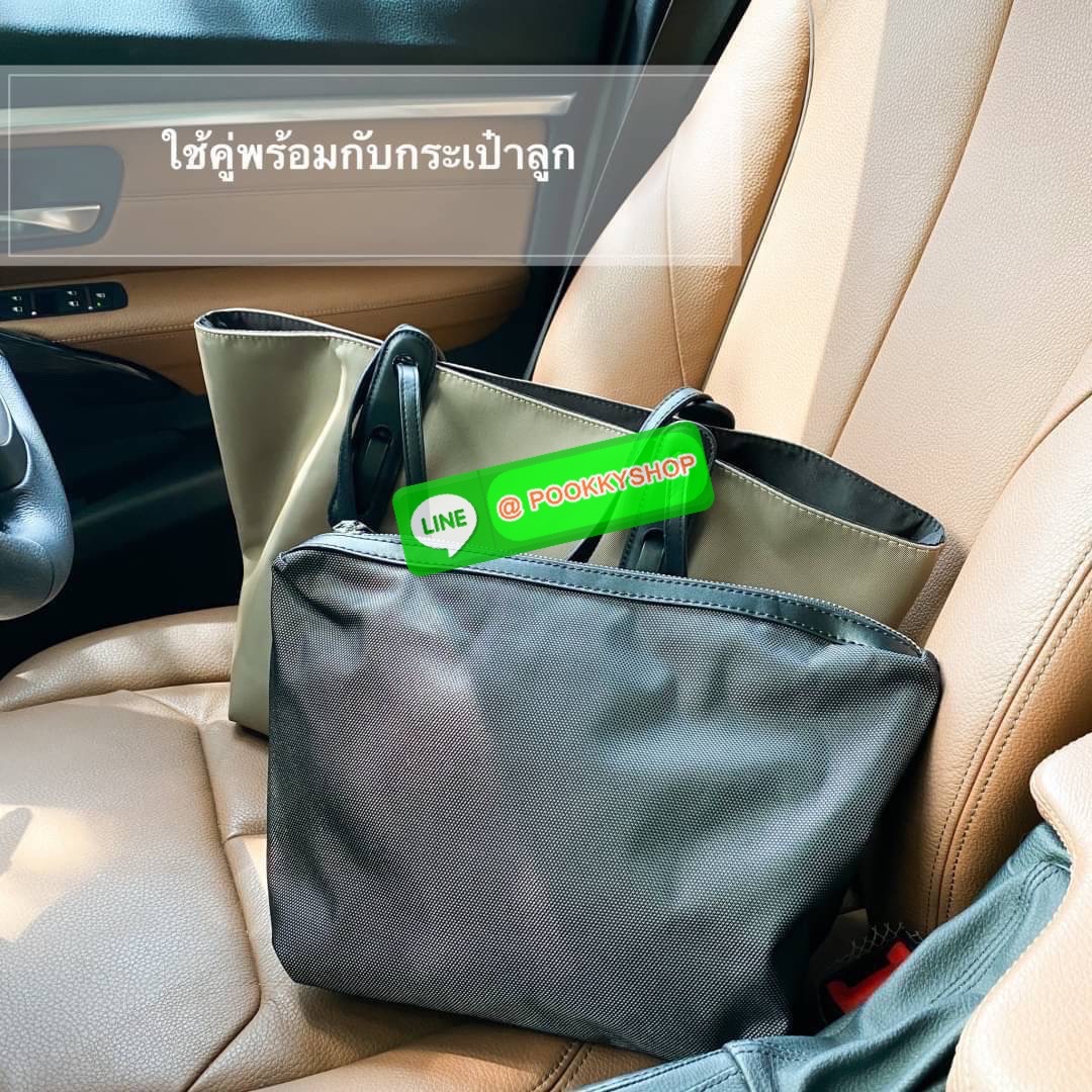 มองหากระเป๋าใบใหญ่แต่น้ำหนักเบาอยู่ไหมคะ ทรงเรียบแต่สวยดูดีมาก ดีไซน์น้อยแต่มาก ใบนี้เป็นสีพื้นที่ดูสวยแพงค่ะ สะพายไหล่แล้วดูเพรียวบาง วัสดุไนล่อน reflect เล่นแสงเงา กับรุ่น นอริส (Noris) ด้านในบุผ้าโพลีเอสเตอร์อย่างดี งานเย็บปราณีตมากค่ะใบนี้ มาพร้อมกระเ