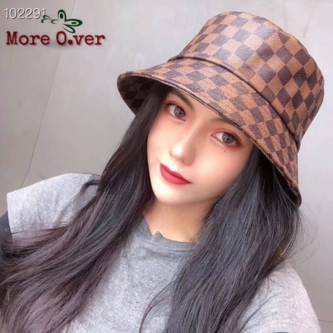 งานมาใหม่เลยจ้า 🐰Detail : ลายนี้ต้องมีนะค่ะ หรูหราคลาสสิคเลยจ้า หมวกหนัง LV damier มาพร้อมป้าย tag แบรนด์นะค่ะ