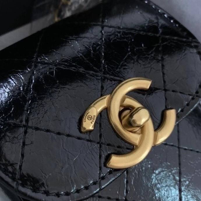 Chanel Shoulder Bag VIP Gift With Purchase (GWP) พรีเมี่ยมกิ๊ฟรุ่น Limited วัสดุหนัง pu เปิดปิดด้วยฝาปิดตัวล๊อคอะไหล่ทองและซิป หัวซิปแบรนด์ สามารถใส่ มือถือ iphone+ ของใช้จุกจิกได้เยอะ และมีกระเป๋าใส่เหรียญถอดได้ สายโซ่ร้อยหนังอะไหล่ทอง+เงิน Crossbody มาพ