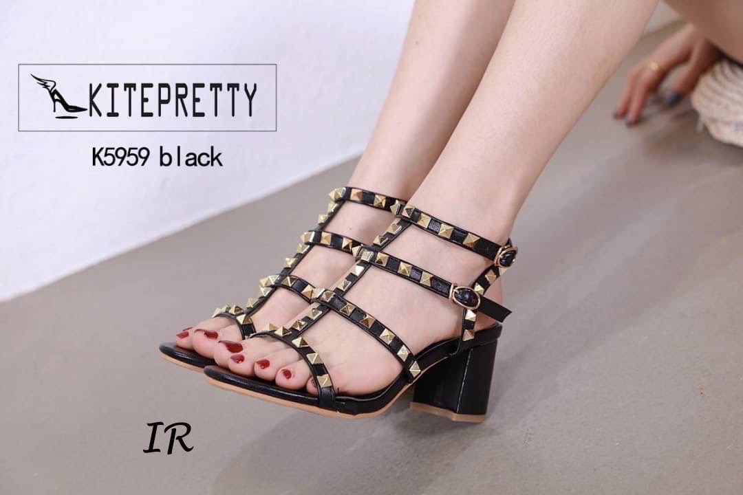 แบบขายดีมาก!!! พร้อมส่ง อะไหล่ขาดไปหลานเดือน Style Valentino หนังเงานิ่มแต่งอะไหล่หมุดงานตอกอย่างดี สายรัดข้อตะขอเกี่ยวปรับได้ ส้นสูง 3 นิ้ว ใส่สวย เปรี้ยว เฉี่ยว สะดุดตา เป็นอีก 1 คู่ที่จะกลายเป็นไอเท็มโปรดสำหรับสาวๆ