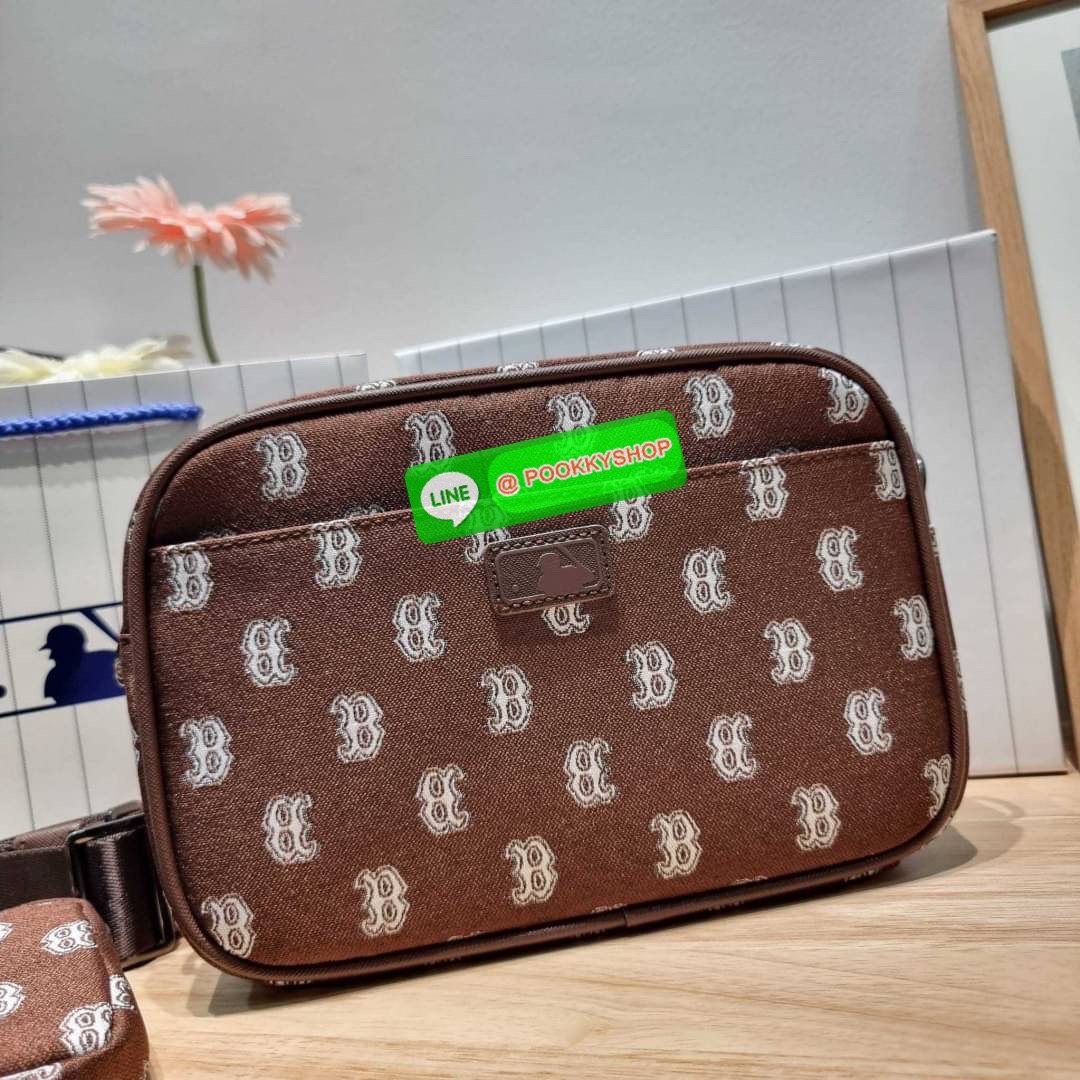 MLB JACQUARD MONOGRAM CROSSBODY BAG ฉุดไม่อยู่ ดาเมจแรงมาก!! กับกระเป๋าครอสบอดี้ ที่สายเกาต้องมี!! ดีไซน์ลวดลายโมโนแกรมเอกลักษณ์ ลงบนผ้า jacquard ได้อย่างลงตัวและสวยงาม เปิด-ปิดด้วยซิป ภายในโล่งกว้าง จุของสบายๆ มาพร้อมใบลูก และสายสะพายข้าง ให้ความคล่องตัว