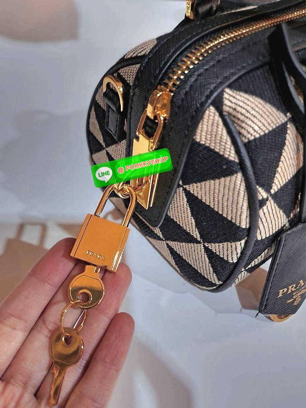 ✴️ห้ามพลาด!✴️PRADA FABRIC MICRO BAG VIP GIFT WITH PURCHASE (GWP) กระเป๋าพรีเมี่ยมกิ๊ฟ Limited จาก PRADA DUTYFREE COUNTER โดดเด่นที่วัสดุ Jacquard Fabric Micro ดีไซน์สวยคลาสสิคขนาดกำลังดี หูกระเป๋าประดับTagแบรนด์ถอดออกได้ ภายในมีโลโก้ ใส่มือถ