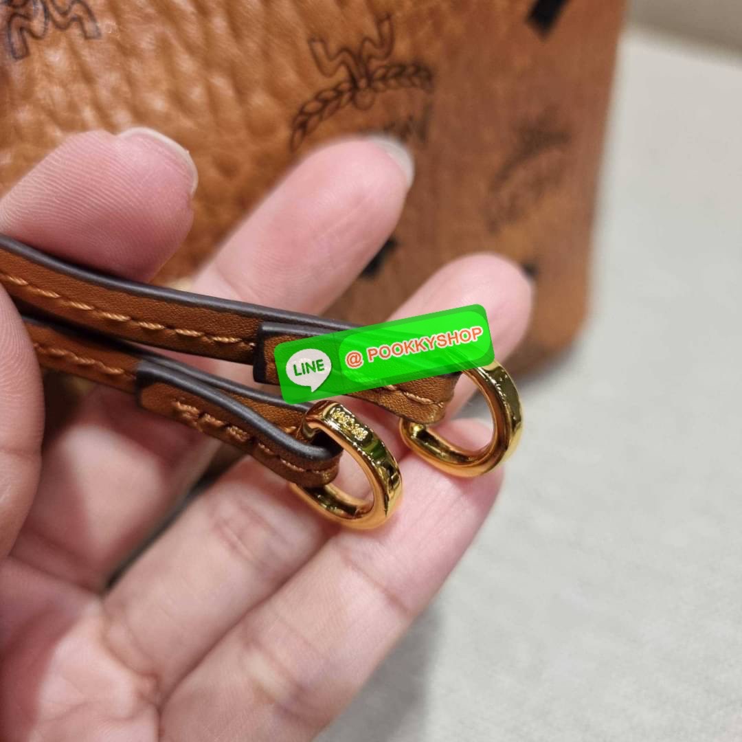 MCM MEDIUM ESSENTIAL DRAWSTRING BAG IN VISETOS กระเป๋าสะพายทรง bucket ไซส์ medium ใบใหญ่กำลังดี รูดเปิด-ปิดด้วยหนัง และยังมีกระดุมแม่เหล็กติดกันของหล่น พิเศษที่มีสายสะพายให้ 2 แบบ สายคล้องไหล่หรือถือได้ และสายสปอร์ตสะพายข้าง วัสดุหนังแคนวาสคุณภาพดี ภายในโ