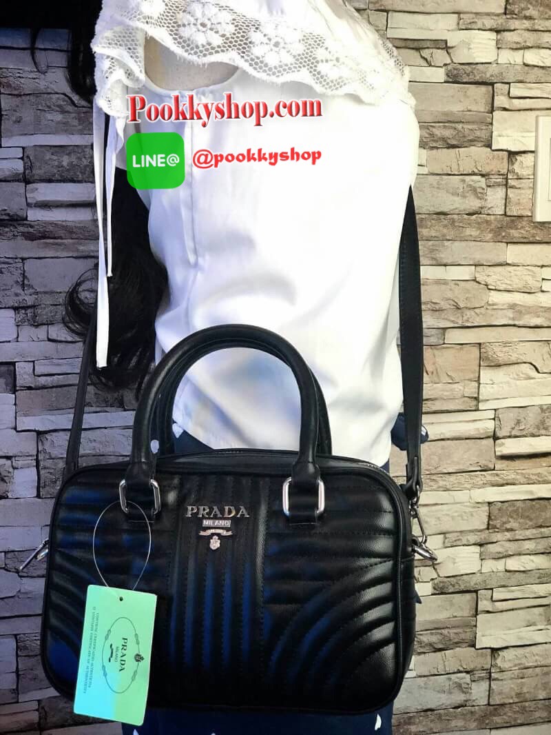 Prada Small Leather Shoulder Bag 💯 กระเป๋าสะพายขนาดกำลังดี สวยหรูอยู่ทรงด้านหน้าประดับโลโก้อะไหล่ มาพร้อมสายสะพายหนัง ภายในมีป้ายหนังโลโก้ ช่องซิปและช่องเล็ก ซับในสกรีนลายตามแบบฉบับของแบรนด์ ใส่มือถือ ipad mini ,iphone8+ กระเป๋าสตางค์ยาว ของจุกจิก