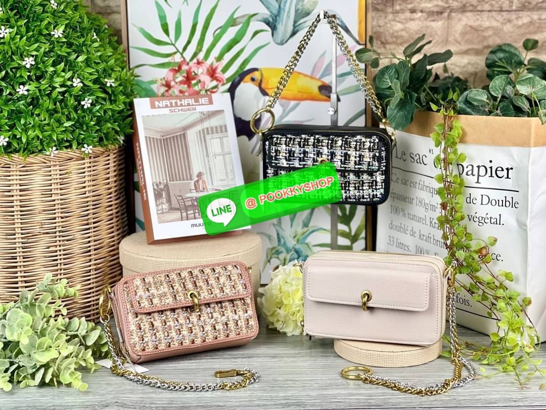 Charles & Keith Tweed Boxy Crossbody Bag กระเป๋าดีไซน์ทรงกล่องแต่ลายผ้าทวิต(สีชมพู,ดำ) ใส่ iPhone 12 Pro Max ได้ ใช้เป็นกระเป๋าเงินและกระเป๋าสะพายในใบเดียว รุ่นนี้วางอยู่ทรง สามารถใช้งานได้ 3 แบบ 1.สายโซ่ 2.สายหนัง 3.สายโซ่ต่อสายหนังสะพายแบบครอสบอดี้ สีสว