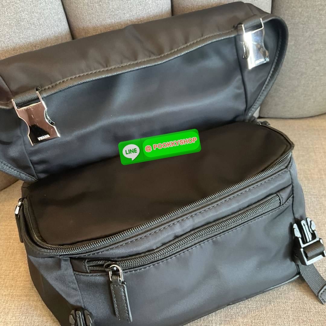 พร้อมมอบเป็นของขวัญให้คุณผู้ชาย! จากแบรนด์ PRADA ทรง MASSENGER วัสดุทำจากผ้าไนลอนอย่างหนาทั้งใบ กันน้ำได้ มีโลโก้แบรนด์อยู่ข้างหน้า ตัวกระเป๋าอยู่ทรง อะไหล่เงินทั้งใบ เปิดปิดชั้นนอกด้วยตัวล็อค ด้านในเป็นซิปรอบบุผ้าลายแบรนด์อย่างดี มีช่องซิปด้านใน และ โลโก
