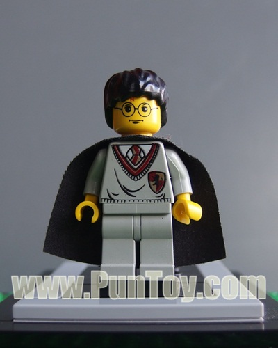hp005: Harry Potter, Gryffindor Shield Torso, Light Gray Legs, Black Cape with Stars