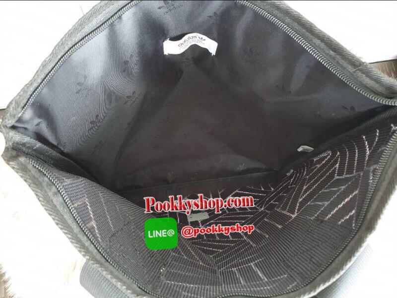 พร้อมส่ง Adidas Original Shopper 3D Tote Bag Trefoil Handbag Classic Sports คอลเลคชั่นสไตล์ Issey Miyake กระเป๋าสะพายข้าง ทรงสวยคลาสสิค แนว Sport สุดฮิต จากแบรนด์ADIDAS วัสดุด้านหน้าเนื้อ matte หนังนิ่ม มีน้ำหนักเบา ด้านหน้ามีแบรนด์ เปิดปิดด้วยซิป ภายในกว