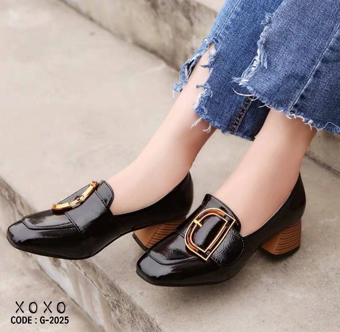 สินค้าพร้อมส่ง คัชชูสวม หน้ากว้าง ใส่สบาย สวยเก๋ ส้นไม้ มีส้นเล็กน้อย กำลังใส่สบาย วัสดุ PU ด้านบนติดอะไหล่ ทรงเหลี่ยม สวย แมทส์ชุดง่าย