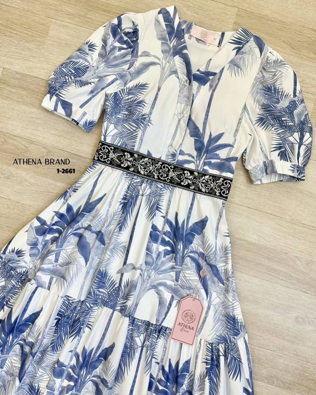 เดรสยาวพิมพ์ลวดลายสุดเกร๋ แขนพองๆทรงตุ๊กตามีกระดุมติด หน้าอกเสริมฟองน้ำเบาๆ จัดทรงให้สวย มีกิมมิคด้านหน้าแต่งกระดุมกระจุกกระจิกน่ารักสามารถแกะใช้งานได้จริง ช่วงเอวแต่งแถบเป็นงานปัก สวมใส่แบบซิปด้านข้าง ตัวเดรสมีลูกเล่นระบายๆ ใช้ผ้าเยอะมากๆค่า เนื้อผ้าดีมี