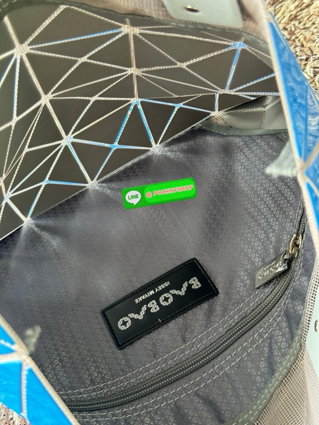 Baobao Issey Miyake 6x6 กระเป๋า Tote รุ่นนี้ถือว่าเป็นกระเป๋า Tote ไซส์กลางที่เหมาะกับการพกพาสิ่งของที่จำเป็นในทุก ๆ วัน มาพร้อมสายที่สามารถปรับได้ทั้งสองสาย และมีช่องใส่ของช่องเล็กด้านใน 1 ช่อง จุของได้เยอะแถมยังทนทาน ใช้เป็น Everyday Bag ได้เลยคะ พกพาสะ