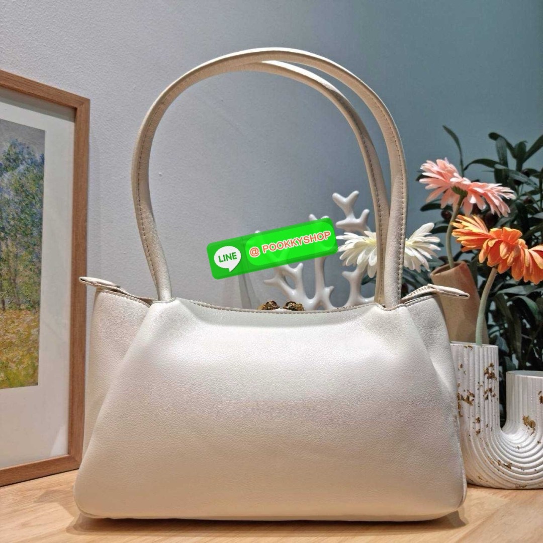 PRADA MEDIUM LEATHER HANDBAG 🔆 Details สะเทือนวงการแฟชั่นแบบสุด! กับกระเป๋าสะพายไหล่พรีเมี่ยมกิ๊ฟ ดีไซน์เก๋และมาแรงมาก สาวๆหนุ่มๆติดแกลมต้องไม่พลาด สวยดูแพง หูสะพายคล้องไหล่สะดวก ปากกระเป๋ามีซิปรูดเปิดปิดง่าย ภายในแบ่งสัดส่วนสวย โล่งกว้าง มีทั้งช่