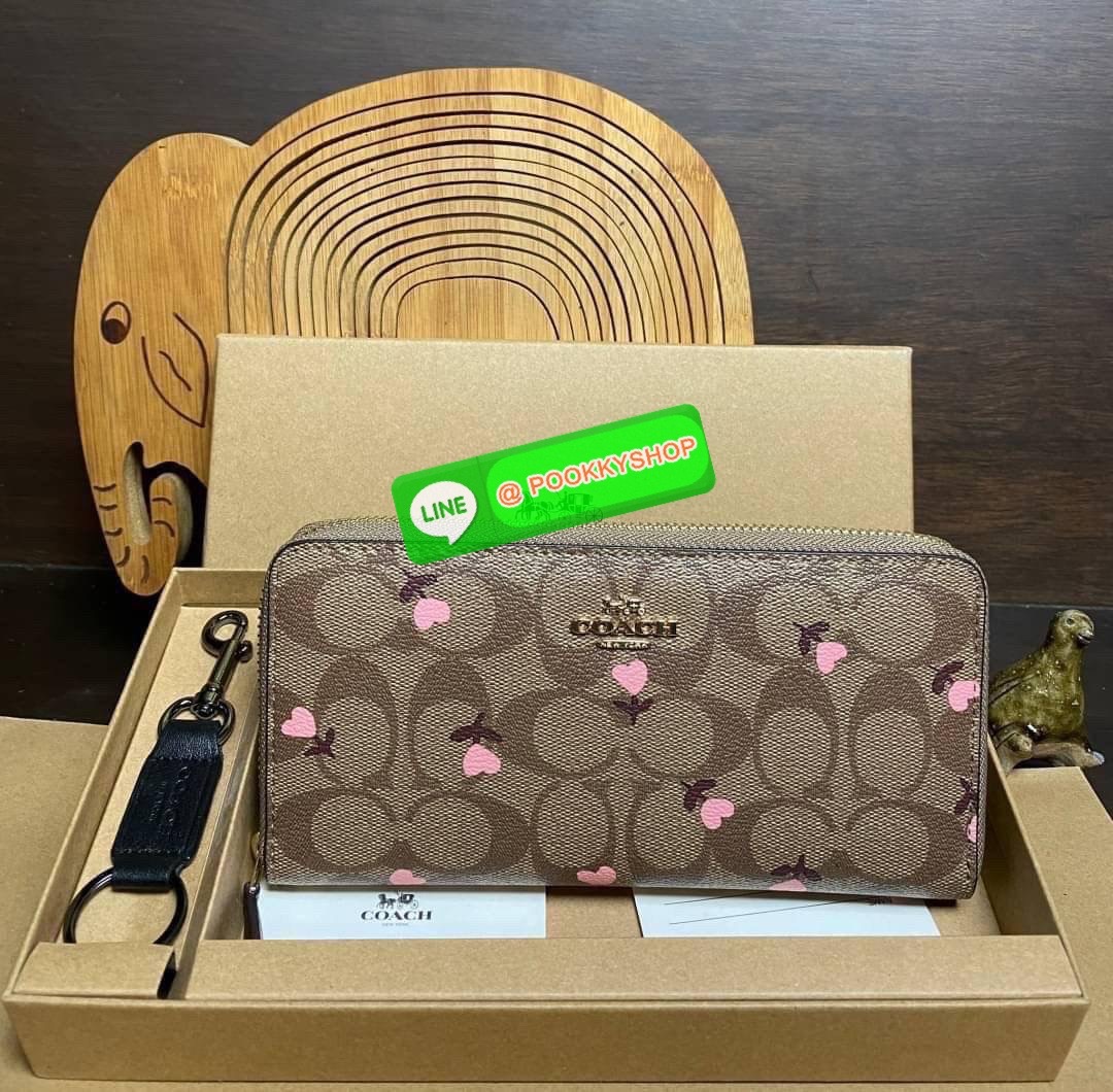COACH ACCORDION ZIP WALLET IN SIGNATURE CANVAS กระเป๋าสตางค์ใบยาว ซิปรอบ ใช้งานง่าย ด้วยฟังค์ชั้น ด้านใน ใส่บัตรได้จุใจ มีช่องซิปใส่เหรียญตรงกลาง โดนใจหลายๆคนไปเรียบร้อยและคลาสสิค เรียบหรูดูแพงตลอดกาล ยกให้รุ่นนี้เลย