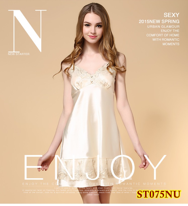 ชุดนอนผ้าไหม ชุดนอนคุณหนู สุดหรู ผ้าไหมสายเดี่ยว สีนูท ทองแชมเปญ แต่งกระดุมผ้า และงานลูกไม้ปัก สีทองช่วงอกและชาย เนื้อผ้าสวยหรู งานเย็บเกรดพรีเมี่ยมคะ