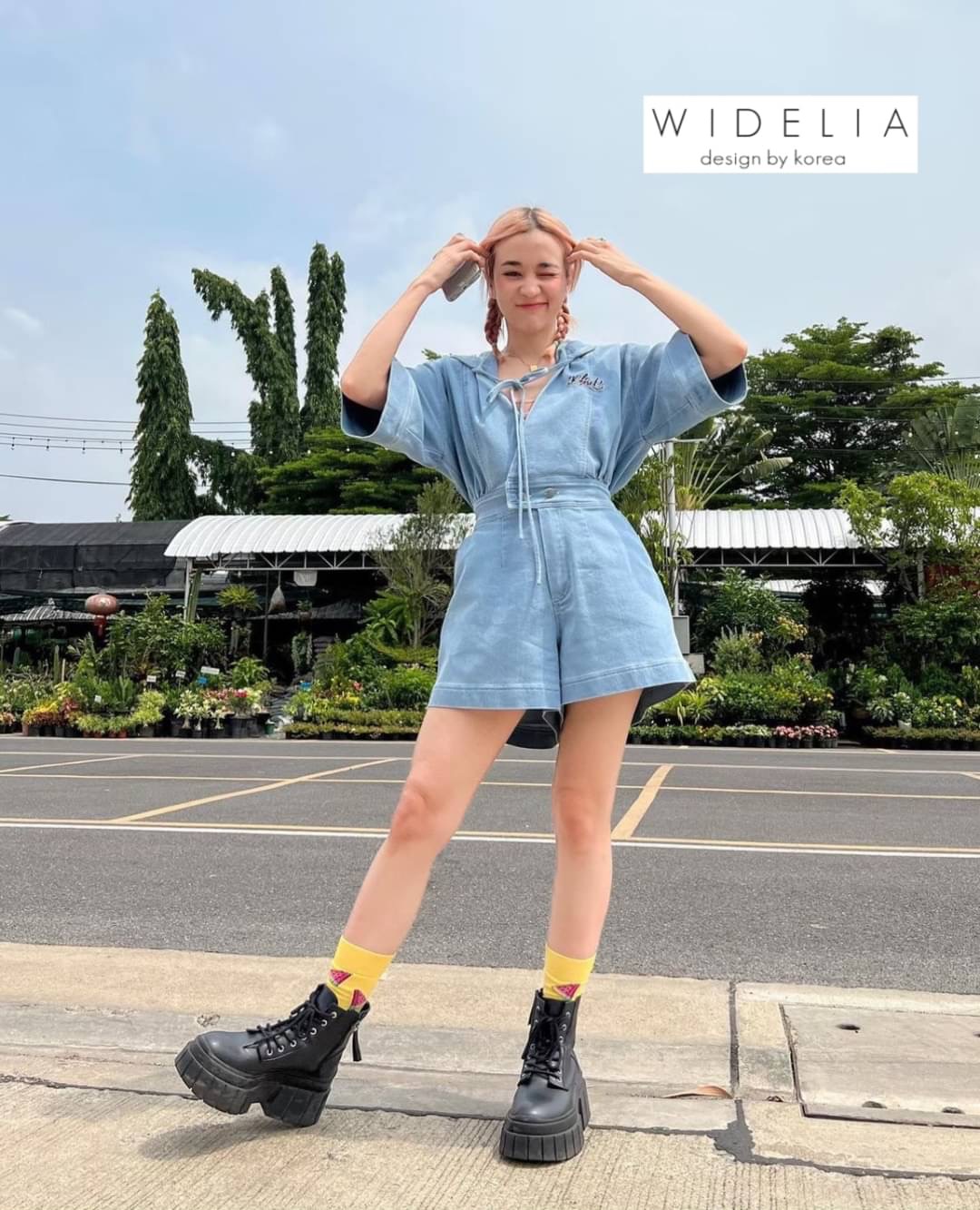 Jumpsuit>>งานดีขนาดนี้ไม่จัดไม่ได้แย้วววว ความสวยเราจัด เต็ม 💯 จั๊มยีนขาสั้นคอวีแต่งฮูดสวยแขนสั้นน่ารักสุดอ่ะ ตัวจั๊มติดกระดุมช่วงเอวเข้ารูปกระเป๋าสองข้าง หลังสม๊อคยีอได้จ้า คัตติ้งเป๊ะ บอกเลยมันสุดยอดจริงๆ ใส่เที่ยวถ่ายรูป รับรองน่ารักใช่ย่