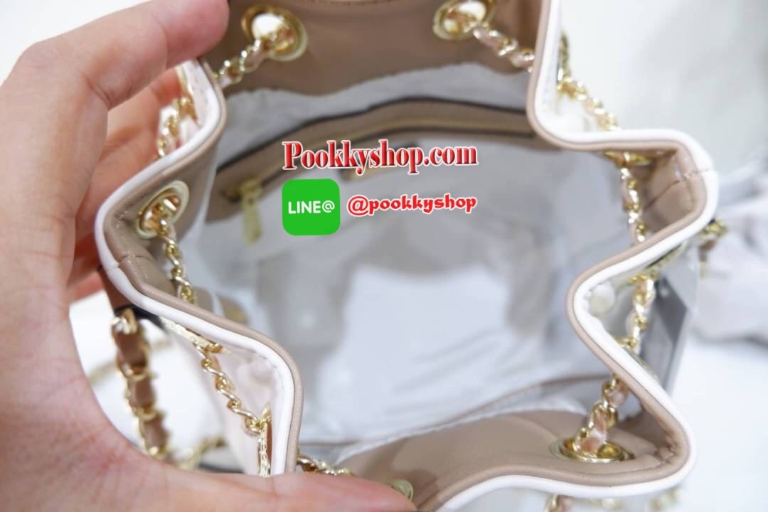 lyn จีบรุ่นใหม่คือสวยงามมาก หนังนิ่มคือดีงามมากจ้า ทรงก้อสวยน่ารักเว่อๆ ช่องด้านในมีช่องซิป และช่องใส่ของ สายยาวเป็นหนังคล้องโซ่ เข้าครบ 3 สีดีงาม