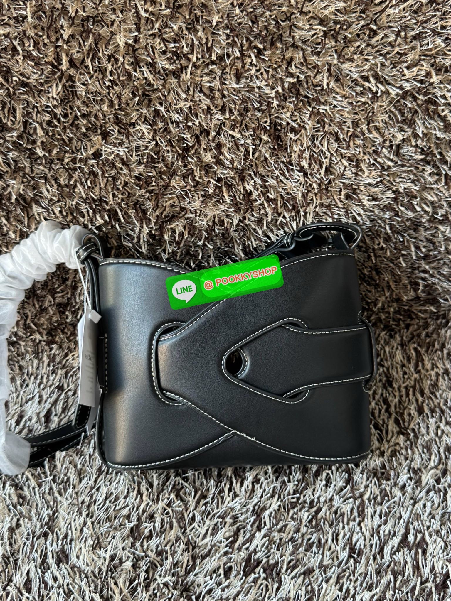 💕 Polene Nodde EDITION SMOOTH ใครที่อยากได้กระเป๋าเรียบๆ แต่ดูมีอะไร ขอแนะนำรุ่น Nodde หิ้วแล้วสวยแบบ Quiet Luxury โลโก้แบรนด์ถูกปั๊มไว้บริเวณด้านล่างของกระเป๋าอย่างประณีตจนแทบสังเกตไม่เห็น ฐานกระเป๋าถูกออกแบบมาให้เนียนเรียบ ปราศจากหมุด ในขณะที่ด้