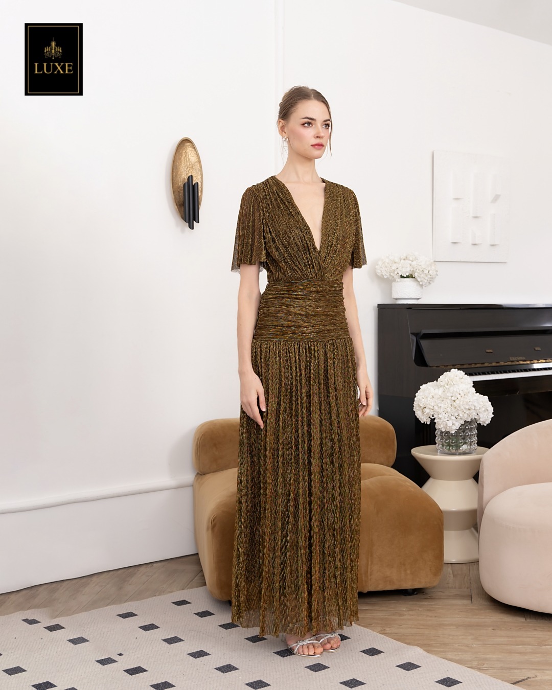 เดรสแฟชั่น แม็กซี่เดรสเสื้อคอวีป้าย แขนระบาย กระโปรงจับเดรปเข้ารูปตรงสะโพก