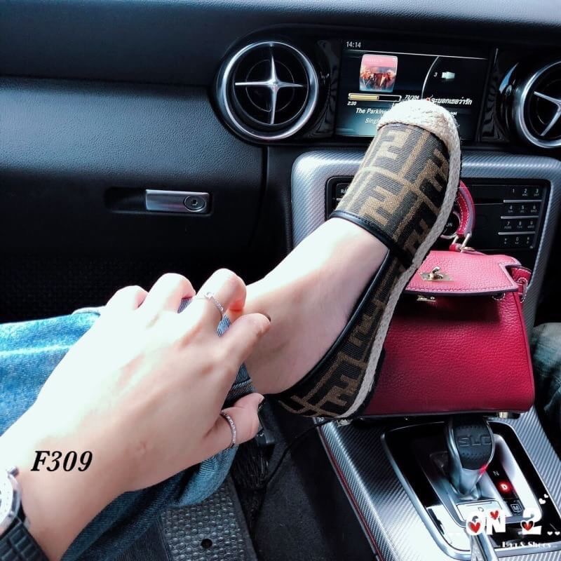 Fendi Shoes ผ้าใบแบบสวม Fendi วัสดุcanvas ทอลาย แบรนด์ แต่งขอบด้วยปอถัก งานพื้นตีแบรนด์ คู่นี้ทรงสวยคะ น้ำหนักเบาสวมใส่สบายเท้า มา 1 สี นะคะ