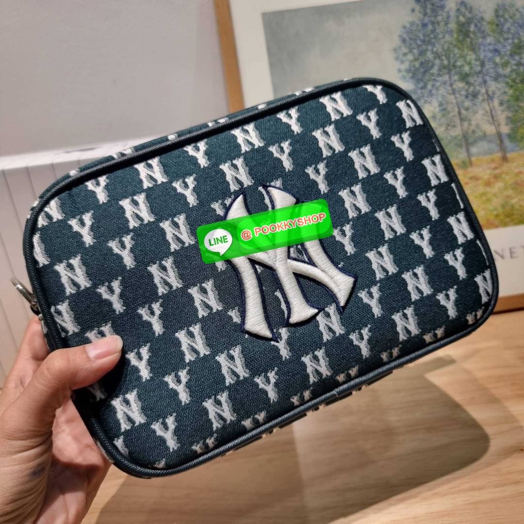 MLB JACQUARD MONOGRAM CROSSBODY BAG ฉุดไม่อยู่ ดาเมจแรงมาก!! กับกระเป๋าครอสบอดี้ ที่สายเกาต้องมี!! ดีไซน์ลวดลายโมโนแกรมเอกลักษณ์ ลงบนผ้า jacquard ได้อย่างลงตัวและสวยงาม เปิด-ปิดด้วยซิป ภายในโล่งกว้าง จุของสบายๆ มาพร้อมใบลูก และสายสะพายข้าง ให้ความคล่องตัว