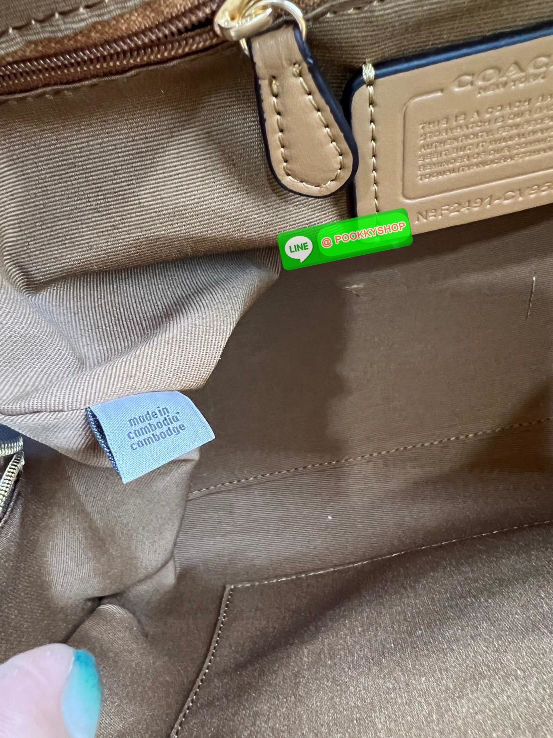 COACH ROWAN SATCHEL IN SIGNATURE CANVAS จุดเด่นของกระเป๋าทรงsatchel bag คือรูปทรงของกระเป๋าดูแข็งแรง มั่นคง ไม่เสียทรงง่าย มาพร้อมหูหิ้วที่ด้านบนของกระเป๋า ลายแคนวาสที่เป็นซิกเนเจอร์แบบเอกลักษณ์ ช่องใช้งานทุ้งภายในและภายนอก นอกจากนี้ กระเป๋าประเภทนี้ยังมี