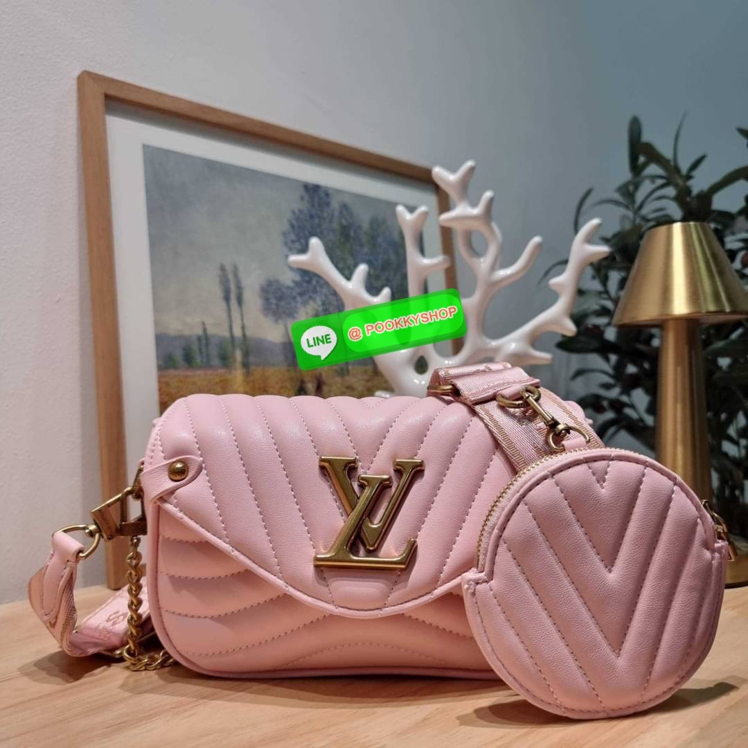 🔆 Model LV new wave pochette multi bag 🔆 Details กระเป๋าสะพายมัลติฟังก์ชั่น พรีเมี่ยมกิ๊ฟสุดหรู คุ้มจาก dutyfree มาพร้อม box set รับรองว่าดีงาม ลูกเล่นคลาสสิคผสานความวินเทจ มีสายสะพายให้ 2 เส้น และกระเป๋าใบลูก เล็กน่ารัก ภายในเป็นช่องโล่ง