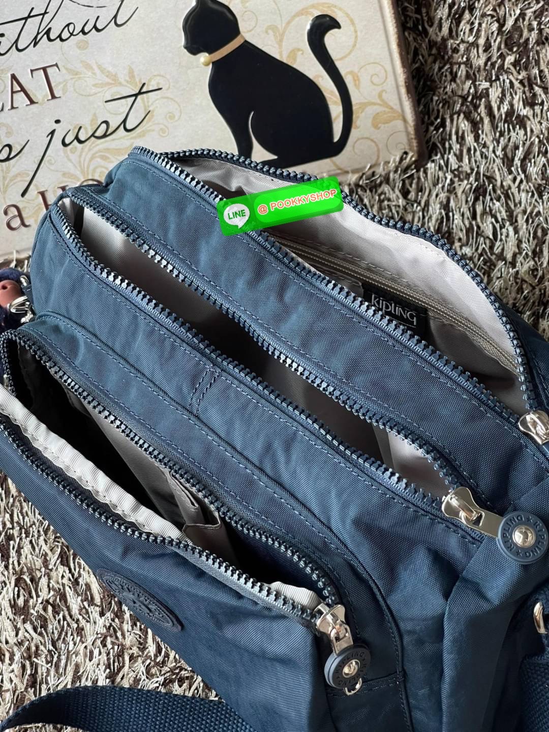 💕Kipling Silen Crossbody Bag กระเป๋าสะพายไหล่ช่วยเพิ่มความโมเดิร์นไม่ตกเทรนด์ให้กับลุคตามสไตล์การแต่งกายของคุณมากขึ้น มีน้ำหนักเบา พกพาไปไหนมาไหนได้สะดวก ใส่สิ่งของได้ครบครันโดยไม่ต้องกังวล นอกจากนี้ ยังมีสายสะพายที่ปรับระดับได้ มีช่องใส่ของเพิ่มเ