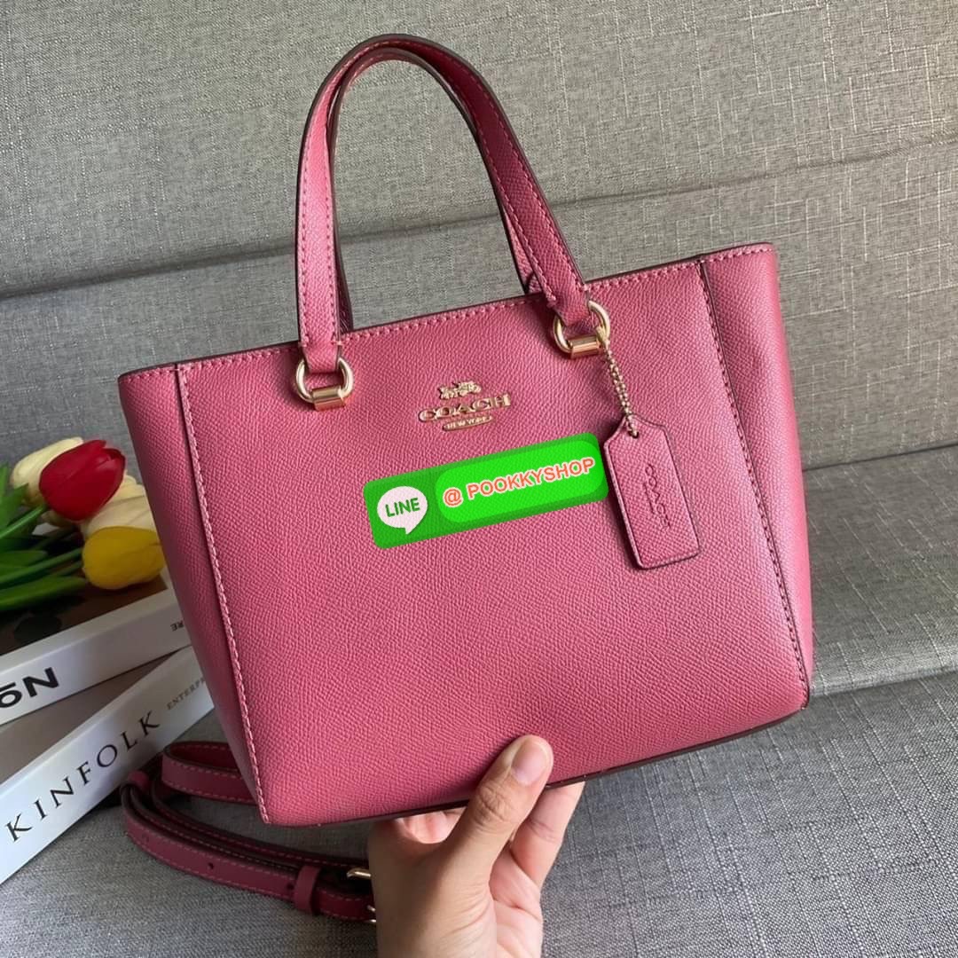 Coach Alice Satchel In Signature Canvas ( coach ca224) กระเป๋าสะพายข้าง ดีไซต์จากแบรนด์เรียบหรู สะพายได้ทุกโอกาส วัสดุหนังแท้ หูจับและสายหนังแท้ เปิดปิดด้วยซิป ภายในกระเป๋าช่องโล่ง ใส่ของได้เยอะ มีช่องเล็ก 1 ช่อง ซับในผ้า มีฐานรอง สายถอดได้ สามารถสะพายไหล