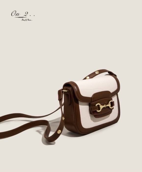 New Arrival 🔥🔥🔥 🇰🇷Korean style bag🇰🇷 กระเป๋าหนังพียูทรงสี่เหลี่ยม ปั้มลายCroco สายสะพายเป็นสายหนัง ปรับความยาวได้